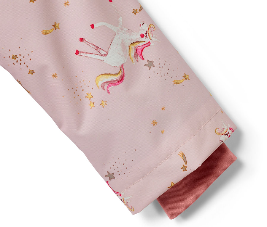 Détail d'une veste de pluie thermique rose pour enfant avec des motifs de licornes et d'étoiles.