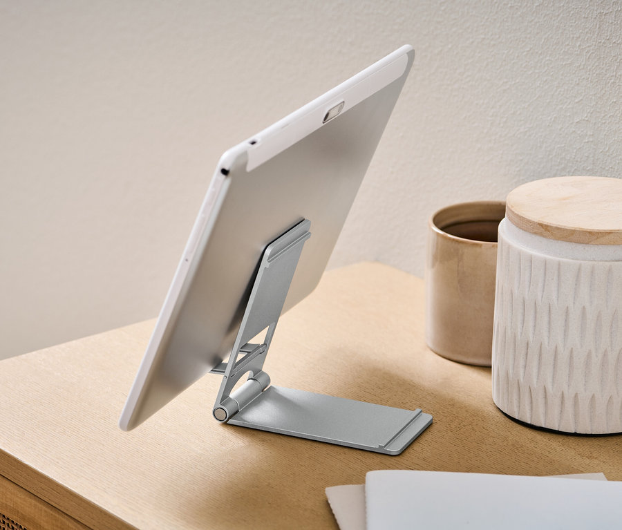 Tablette placée sur un support pour smartphone et tablette.