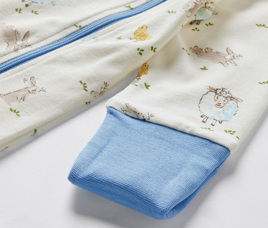 Gros plan sur un pyjama pour bébé avec des motifs d'animaux.