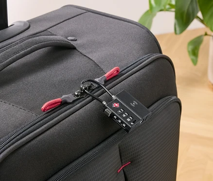 Valise noire avec cadenas intelligent TSA avec tracker.