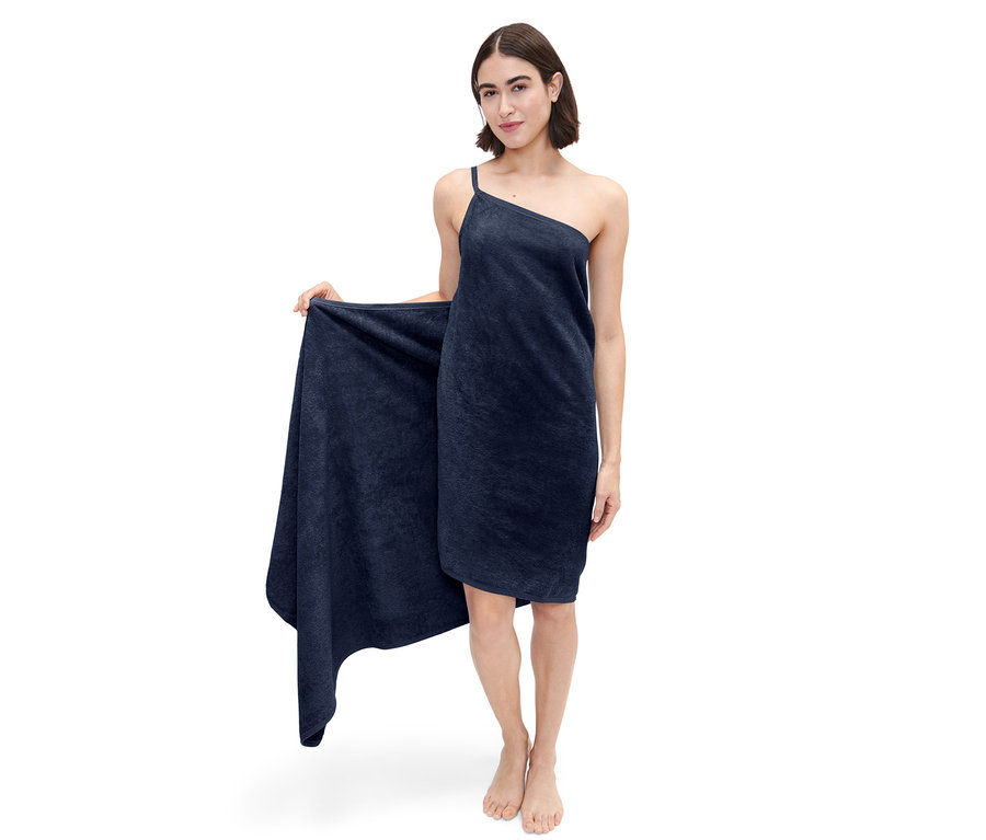 Une femme pose dans une robe-linge de toilette bleu foncé.