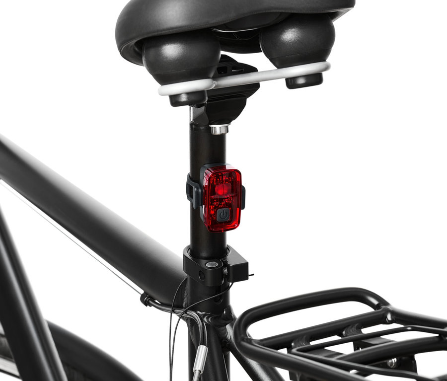 Vue détaillée de l'arrière d'un vélo avec une lumière rouge du kit d’éclairage pour vélo.