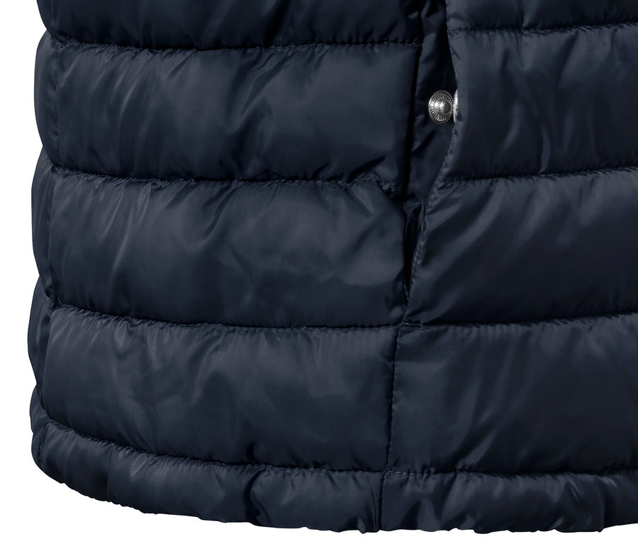 Détail d'un gilet matelassé réversible.