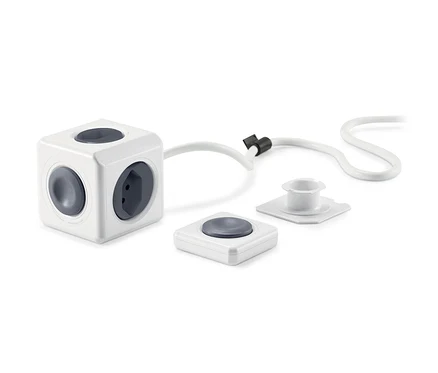 Cube multiprise blanc avec télécommande et câble.