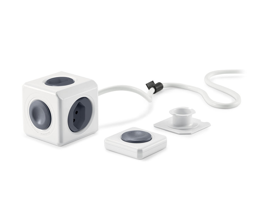 Cube multiprise blanc avec télécommande et câble.