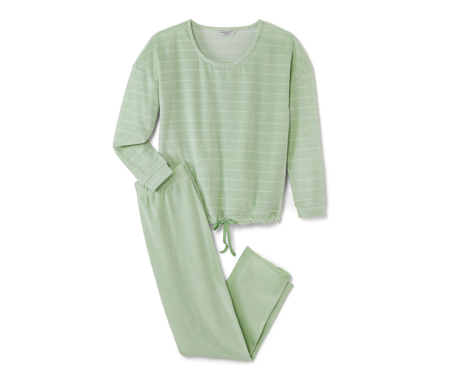 Un pyjama en velours ras vert avec des rayures blanches, composé d'un haut à manches longues et d'un pantalon.