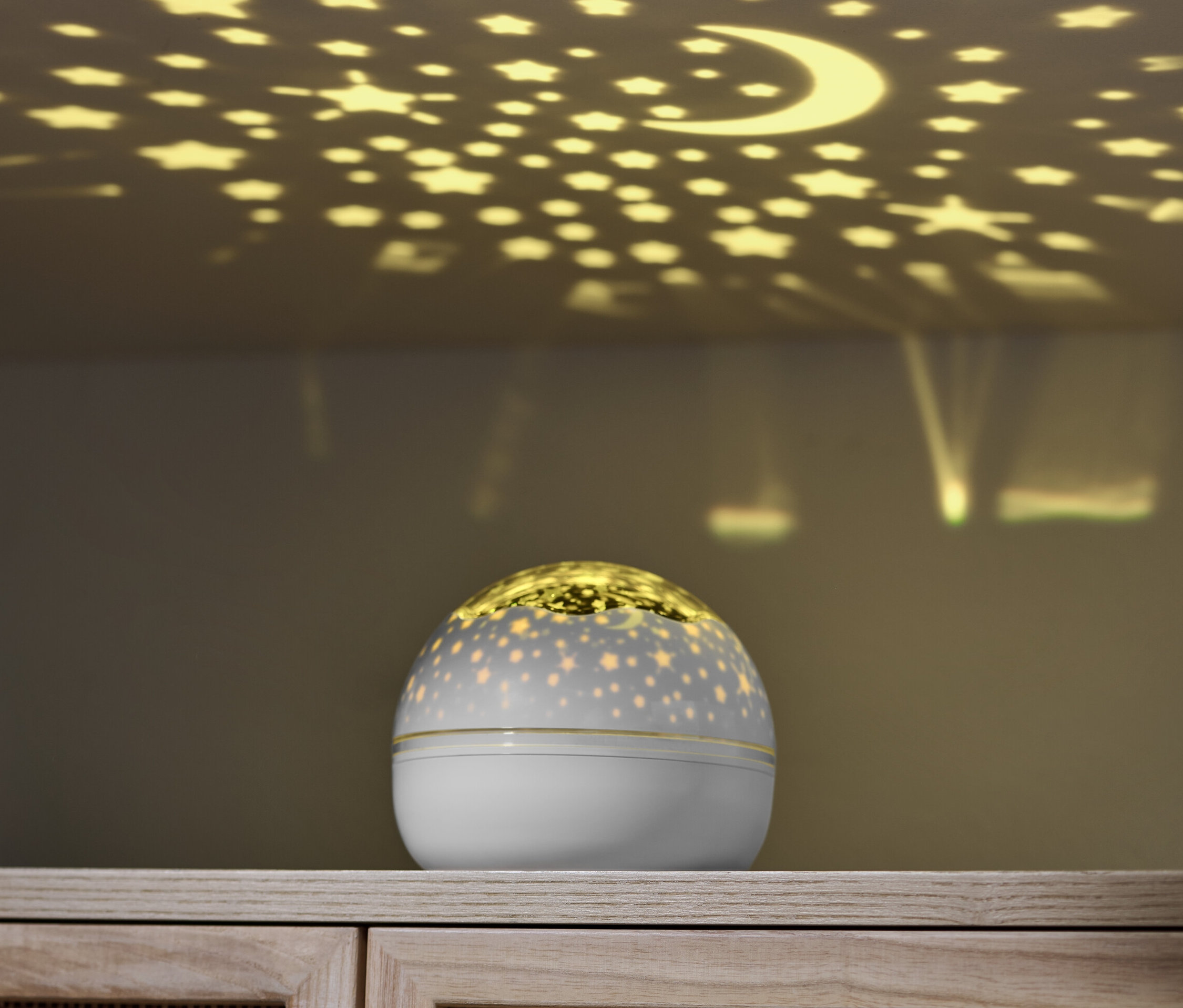 Projecteur d’étoiles lumineuses LED projetant des étoiles et une lune au plafond.