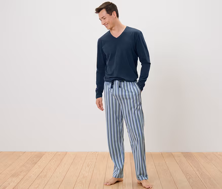 Un homme porte un pyjama.