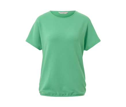 Blouse verte à manches courtes.