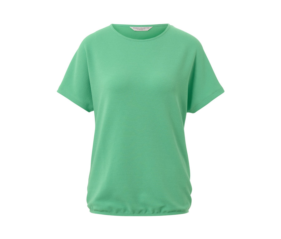 Blouse verte à manches courtes.