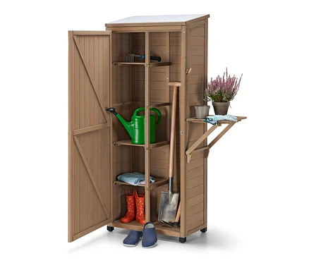 Grand rangement de jardin « Tinus » ouvert avec étagère latérale rabattable contenant des outils de jardin, un arrosoir, des bottes en caoutchouc et des fleurs.