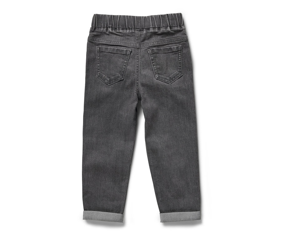 Détail d'un pantalon à enfiler gris pour enfant – Coupe « Luca » avec taille élastiquée et bas de jambe retroussés.