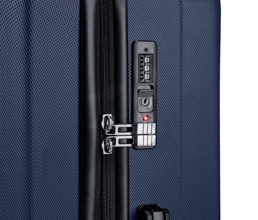 Gros plan d'une grande valise du lot de valises rigides.