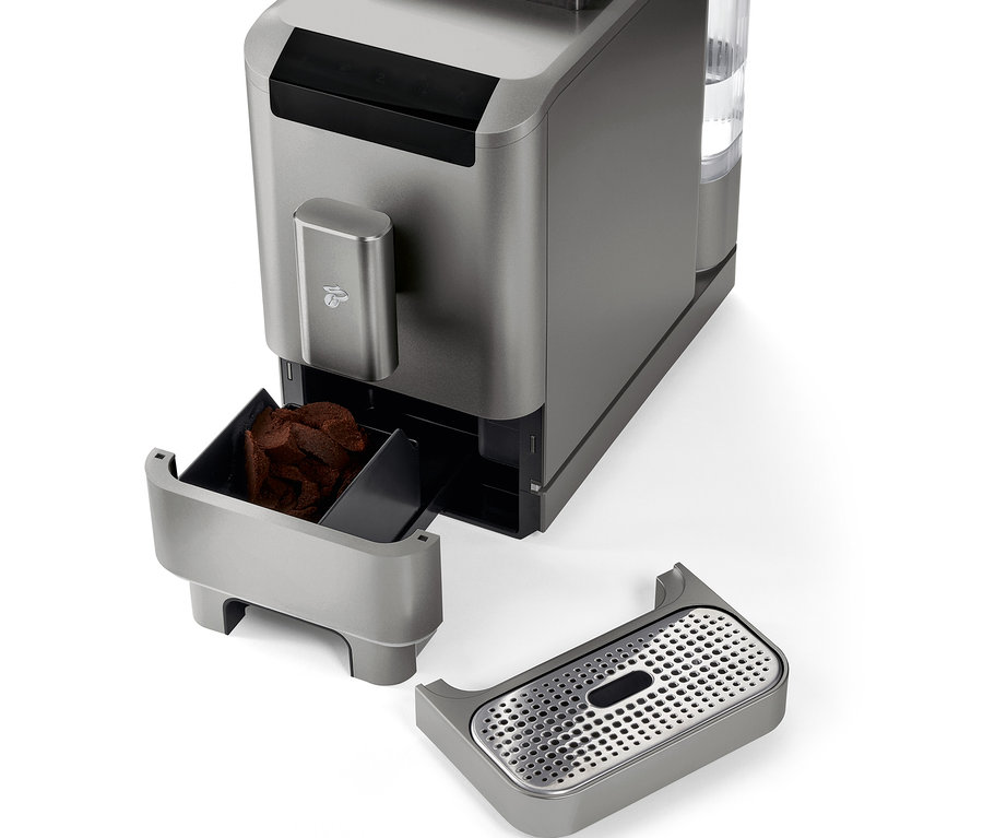 Gros plan sur la machine à café entièrement automatique « Esperto2 Caffè » Titanium Silver avec récipient à marc de café et bac d'égouttement retirés.