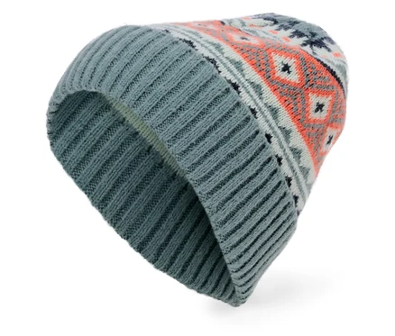 Un bonnet tricoté bleu-gris avec des motifs orange et blancs.