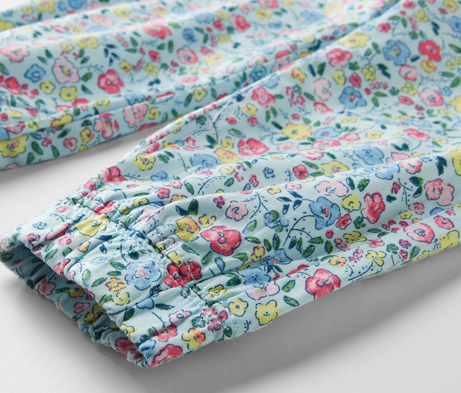 Détail d'un pantalon à enfiler pour enfant – Fit « Ella » avec un motif floral.
