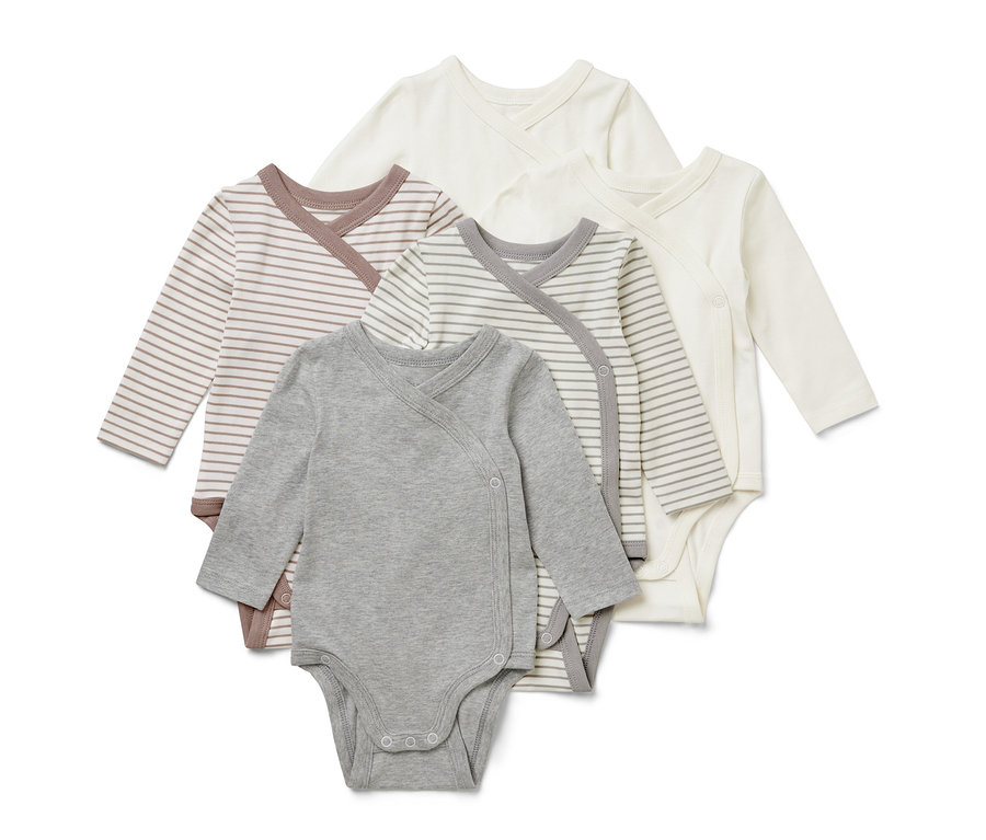 Cinq bodys évolutifs pour bébé de différentes couleurs et motifs sont posés les uns sur les autres.