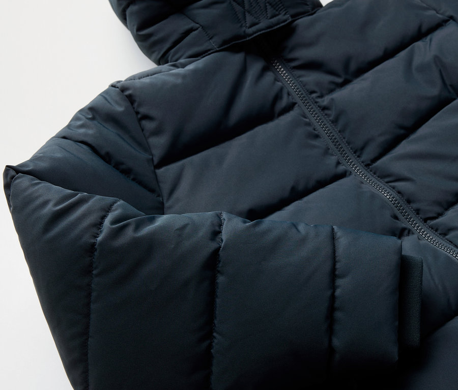 Gros plan sur un manteau thermique pour enfants.