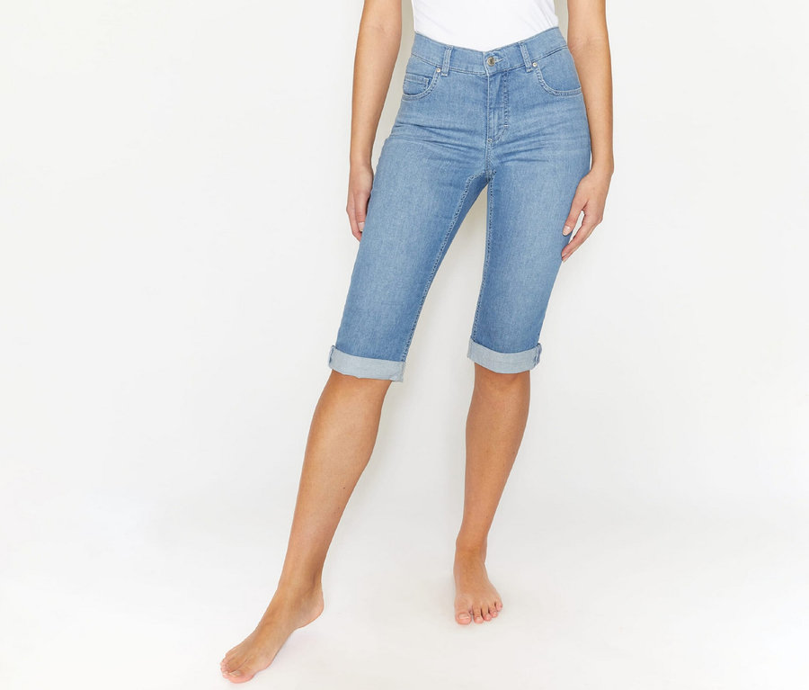 Femme portant un jean «
Capri Turn-Up
» Angels, coupe étroite, bleu clair