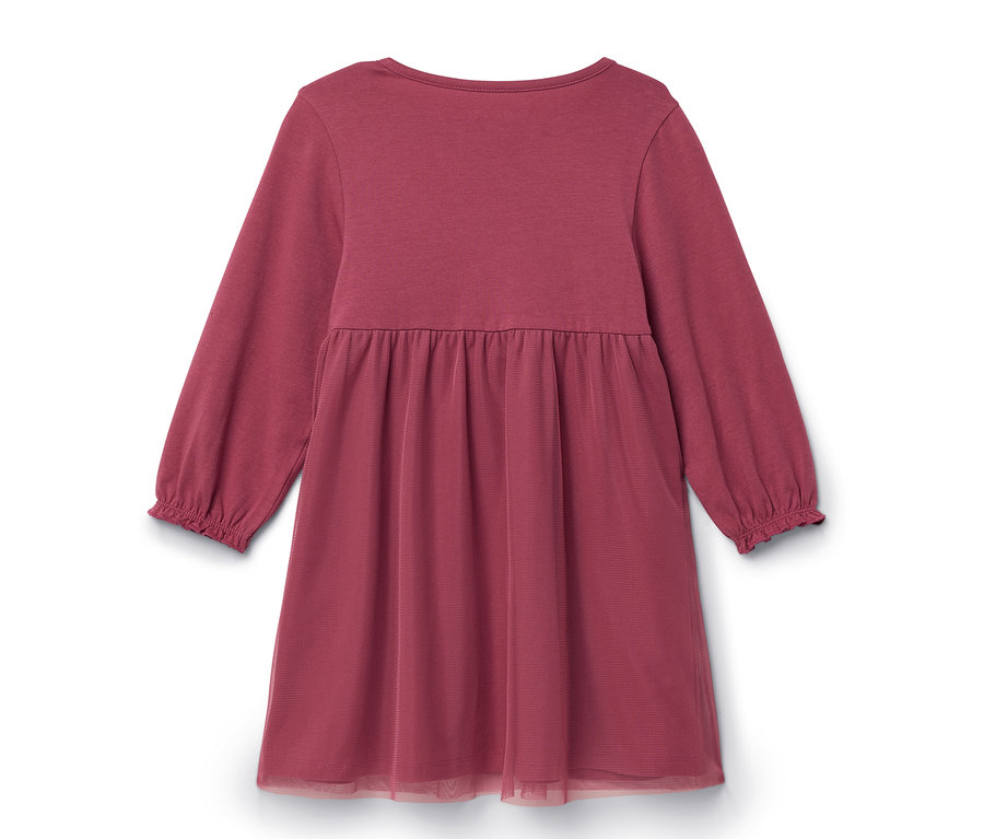 Robe rose à manches longues et jupe froncée.