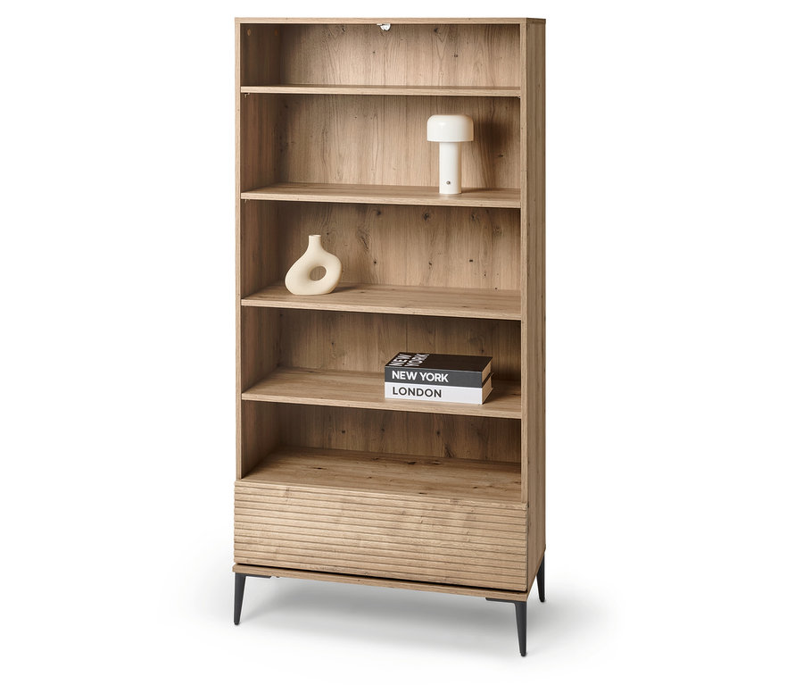 L'image montre une étagère « REET » avec un aspect à lamelles, sur les étagères desquels se trouvent des objets de décoration tels qu'une lampe, un vase et des livres.