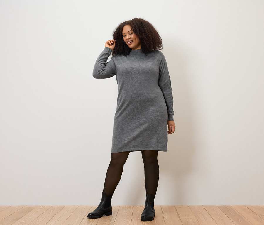 Femme posant en robe en maille.