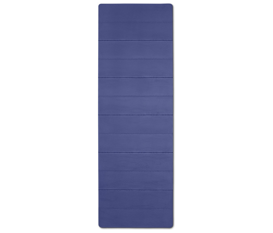 Un tapis de yoga bleu avec des lignes horizontales est posé sur un fond blanc.