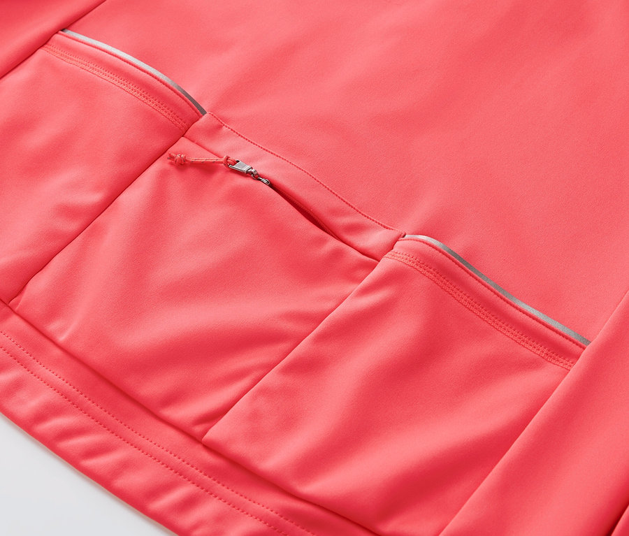 Gros plan sur les poches arrière d'une veste technique de cyclisme.