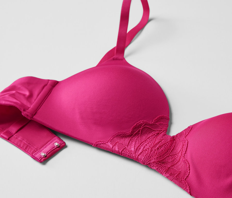 Gros plan d'un soutien-gorge à coques souples fuchsia sur fond clair.