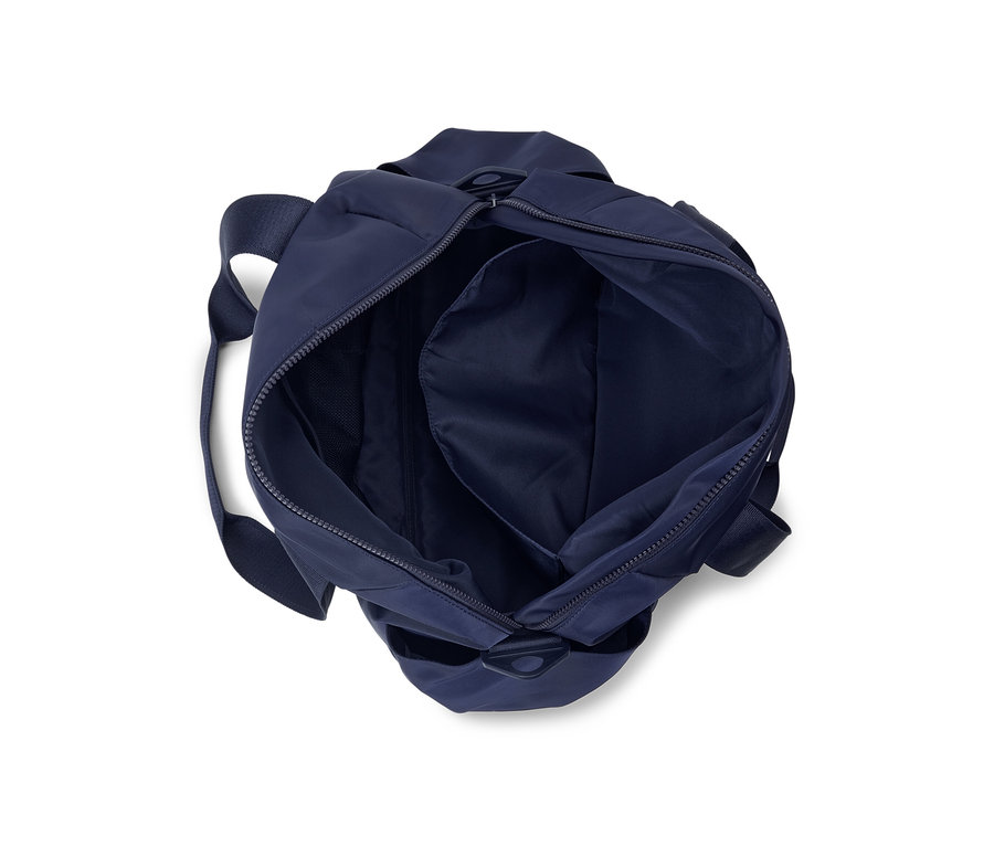 Sac de sport bleu marine ouvert.