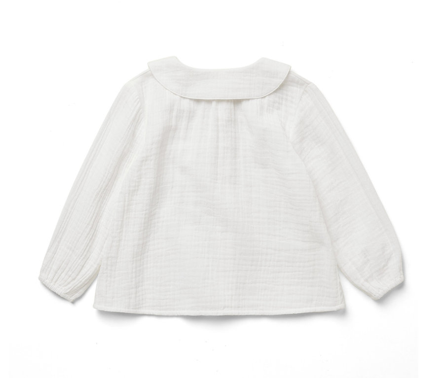 Blouse en mousseline pour enfant à manches longues et col rond.