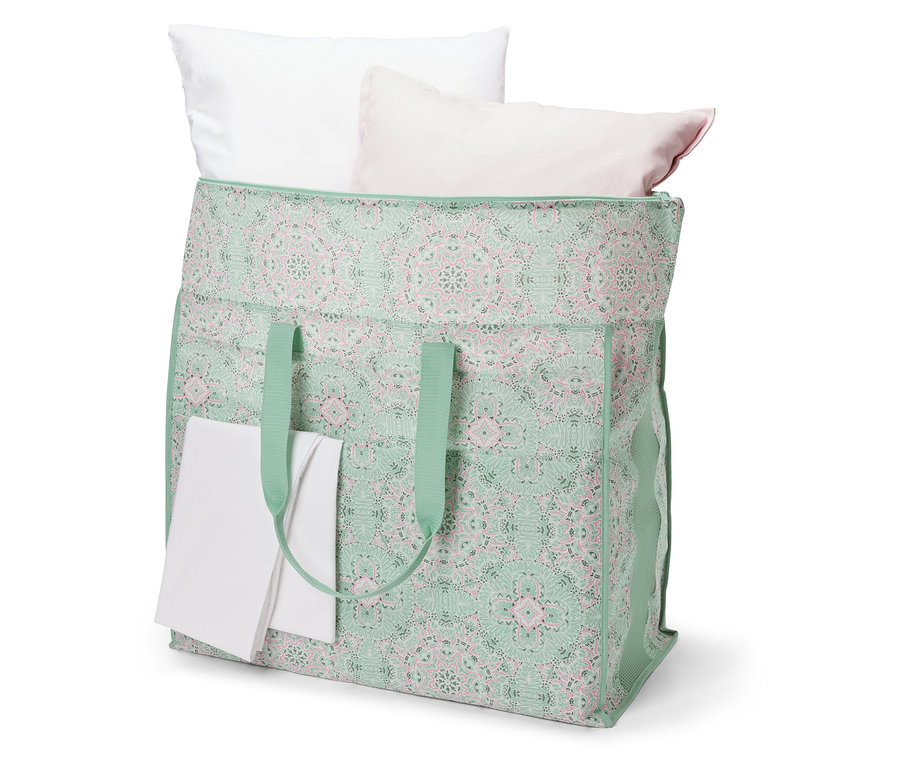 Un sac à literie jumbo avec des oreillers blancs et roses.