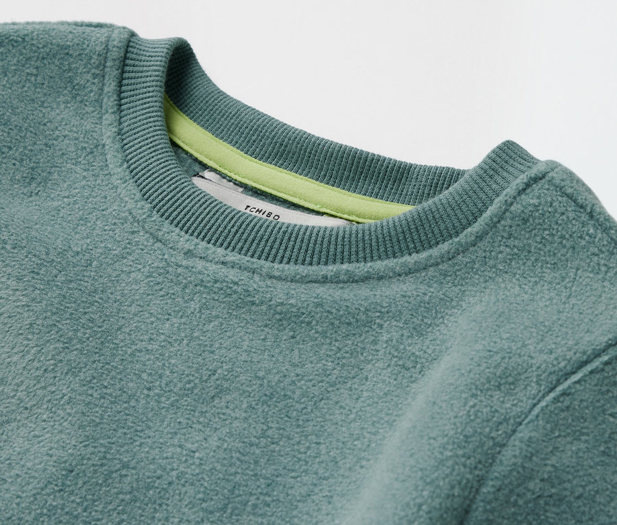 Gros plan d'un pull en tissu molletonné pour enfants.