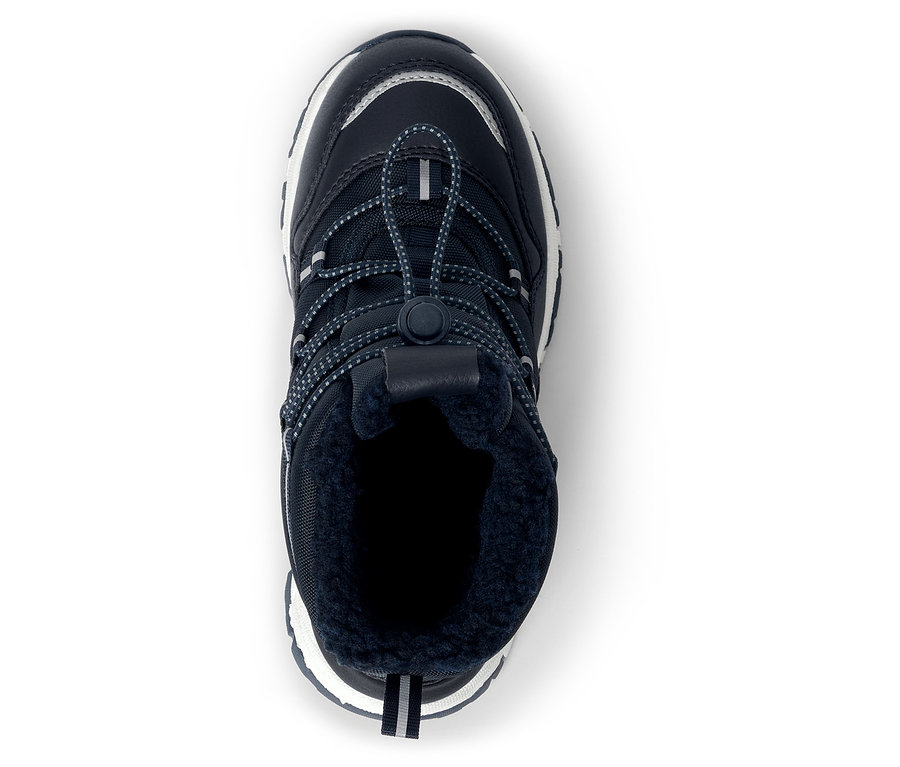 Vue de dessus d'une seule botte d'hiver bleu marine avec des lacets blancs et une doublure en fourrure.