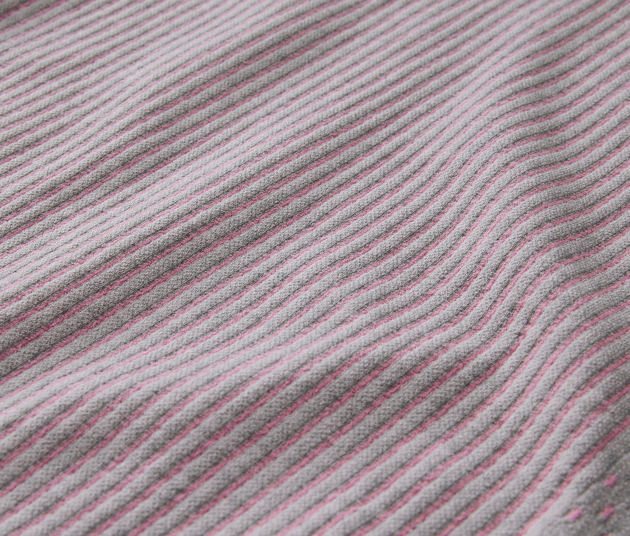 Gros plan sur un sous-vêtement technique Seamless pour enfant, gris.