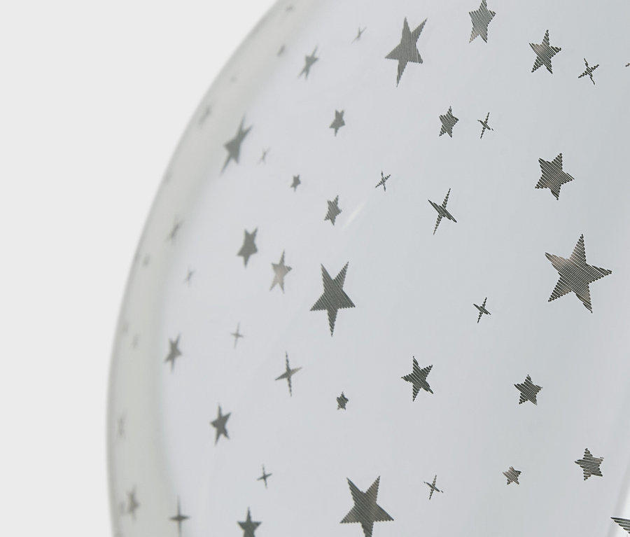 Gros plan sur un ballon blanc avec des étoiles et des croix grises.