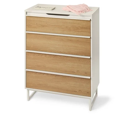 Commode « LEEG » avec 4 tiroirs et miroir dans la pièce.
