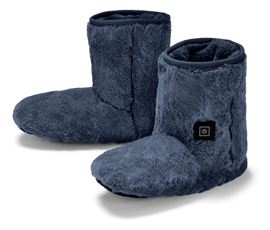 Deux chaussons bottes bleus et duveteux se tiennent sur un fond blanc.