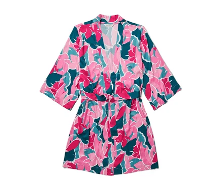 Robe de chambre rose et verte à motifs floraux.