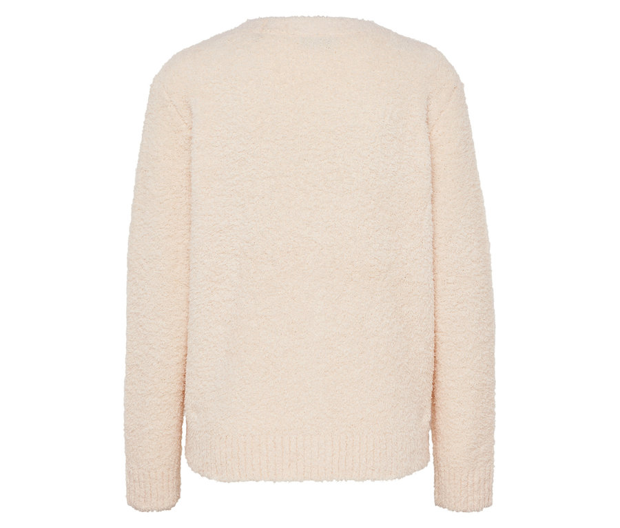 Un pull beige à manches longues sur fond blanc.