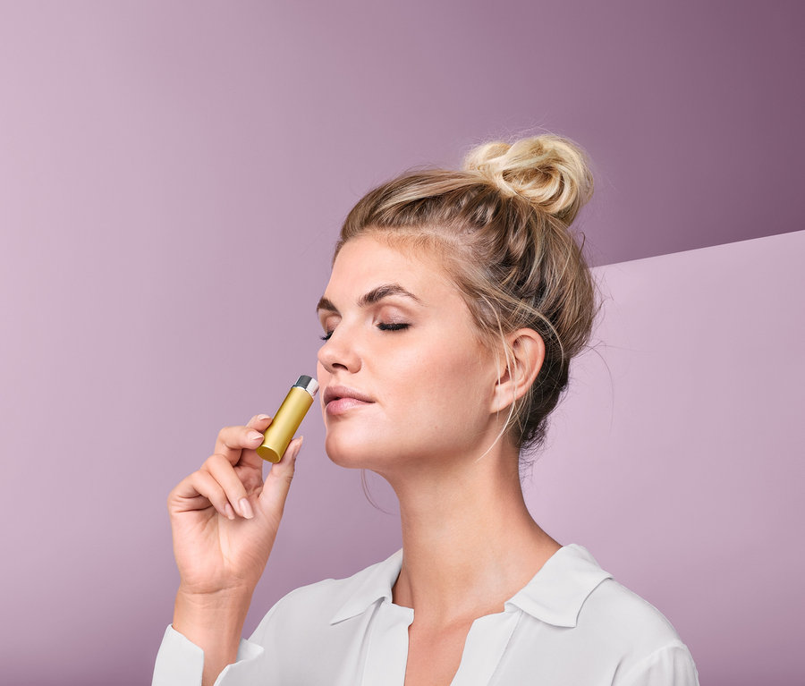Femme utilisant un inhalateur de poche.