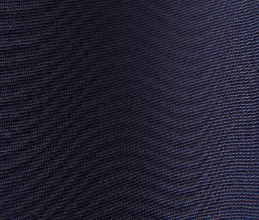 Tissu bleu foncé avec une texture fine.