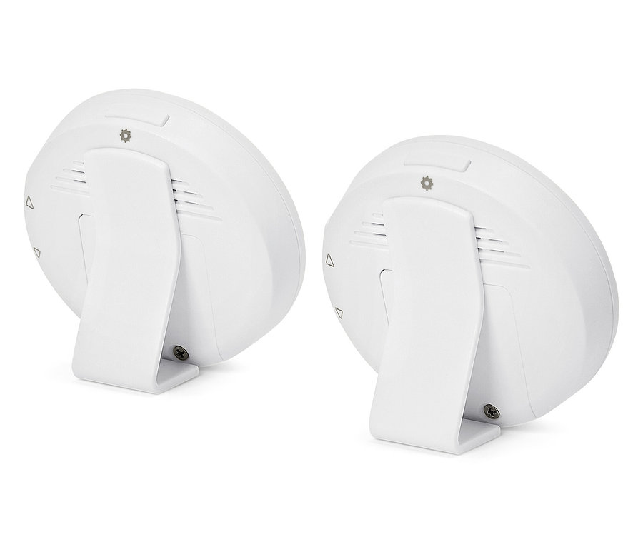 Deux détecteurs de fumée blancs se tiennent côte à côte.