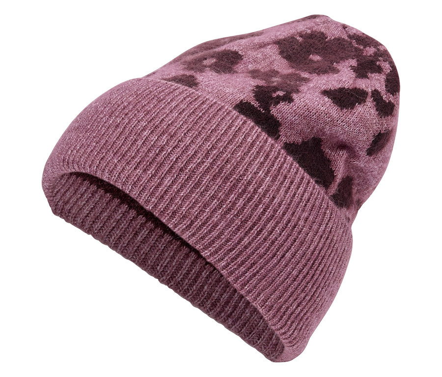 Un bonnet tricoté violet avec un motif animalier marron foncé.