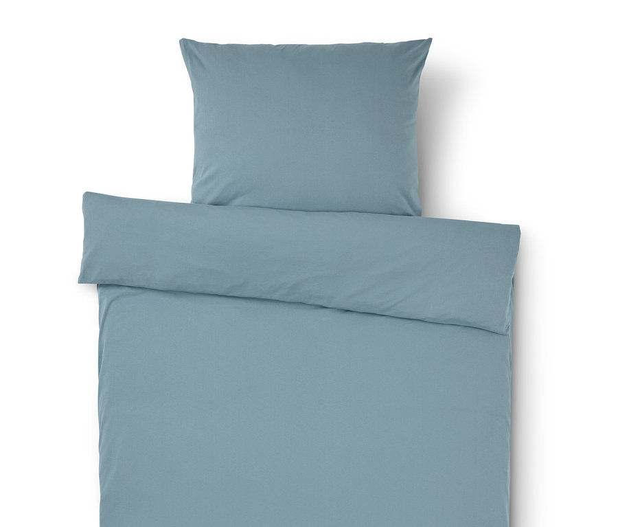 Housses de coussin et de couette bleu clair.