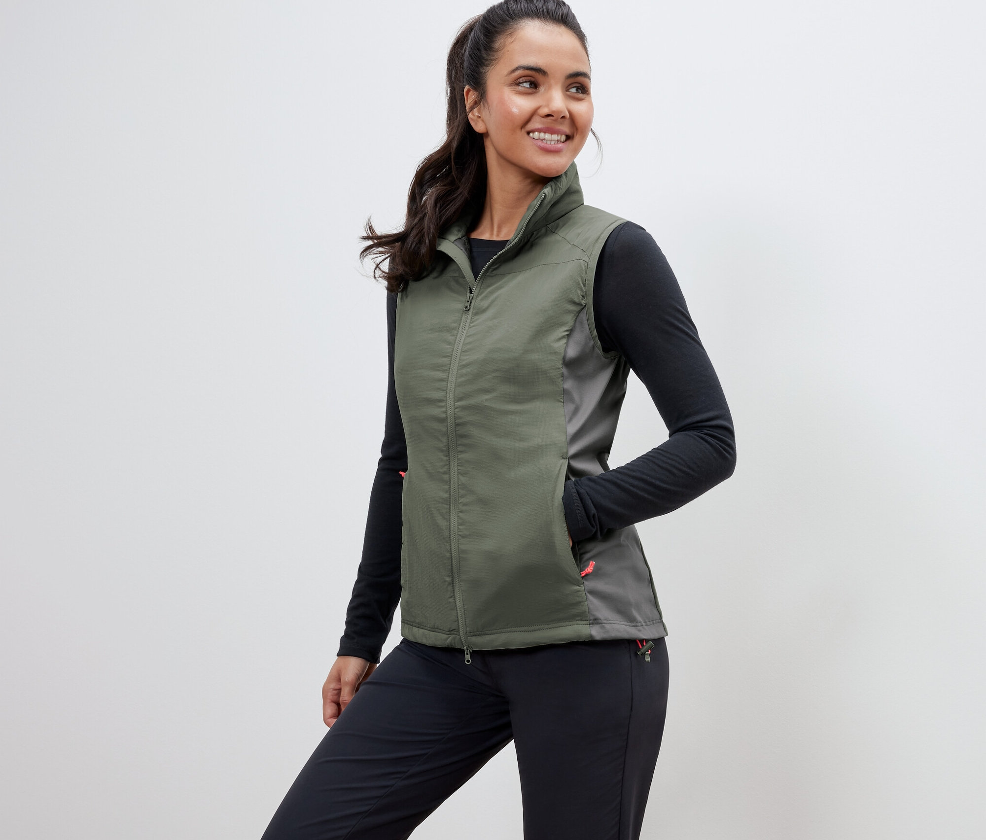 Femme posant en gilet matelassé « pack light » olive.