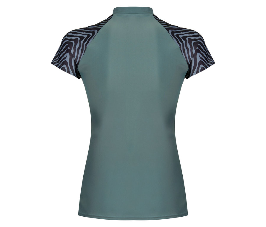 T-shirt vert avec manches zébrées.