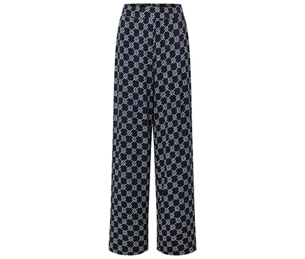 Pantalon bleu à motifs blancs sur fond blanc.