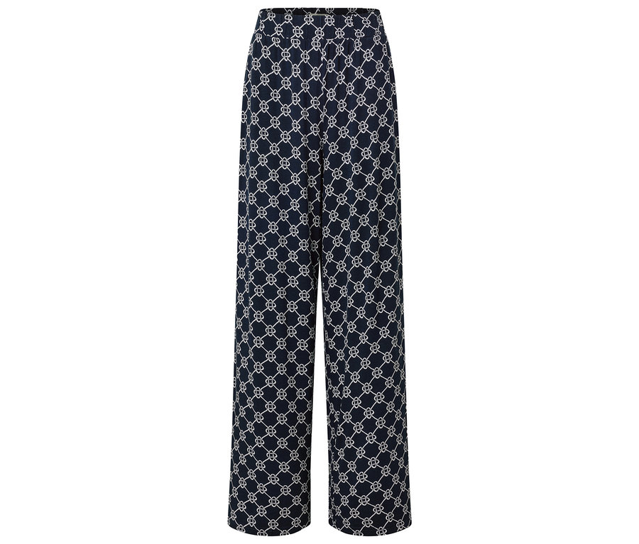 Pantalon bleu à motifs blancs sur fond blanc.