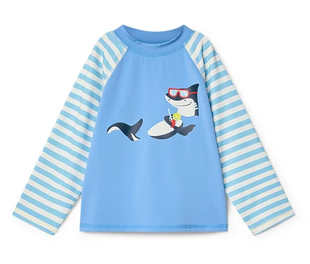 T-shirt bleu à manches longues avec motif de requin tenant un cocktail.